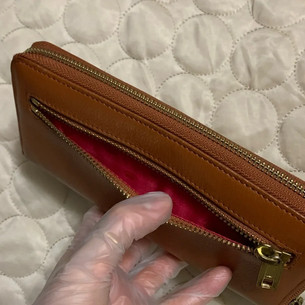 Vintage Juicy Couture Tan Wallet with Gold Zipper